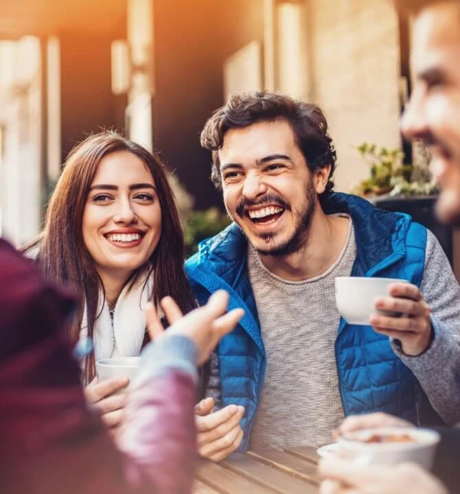 Freunde trinken Kaffee im Herbst